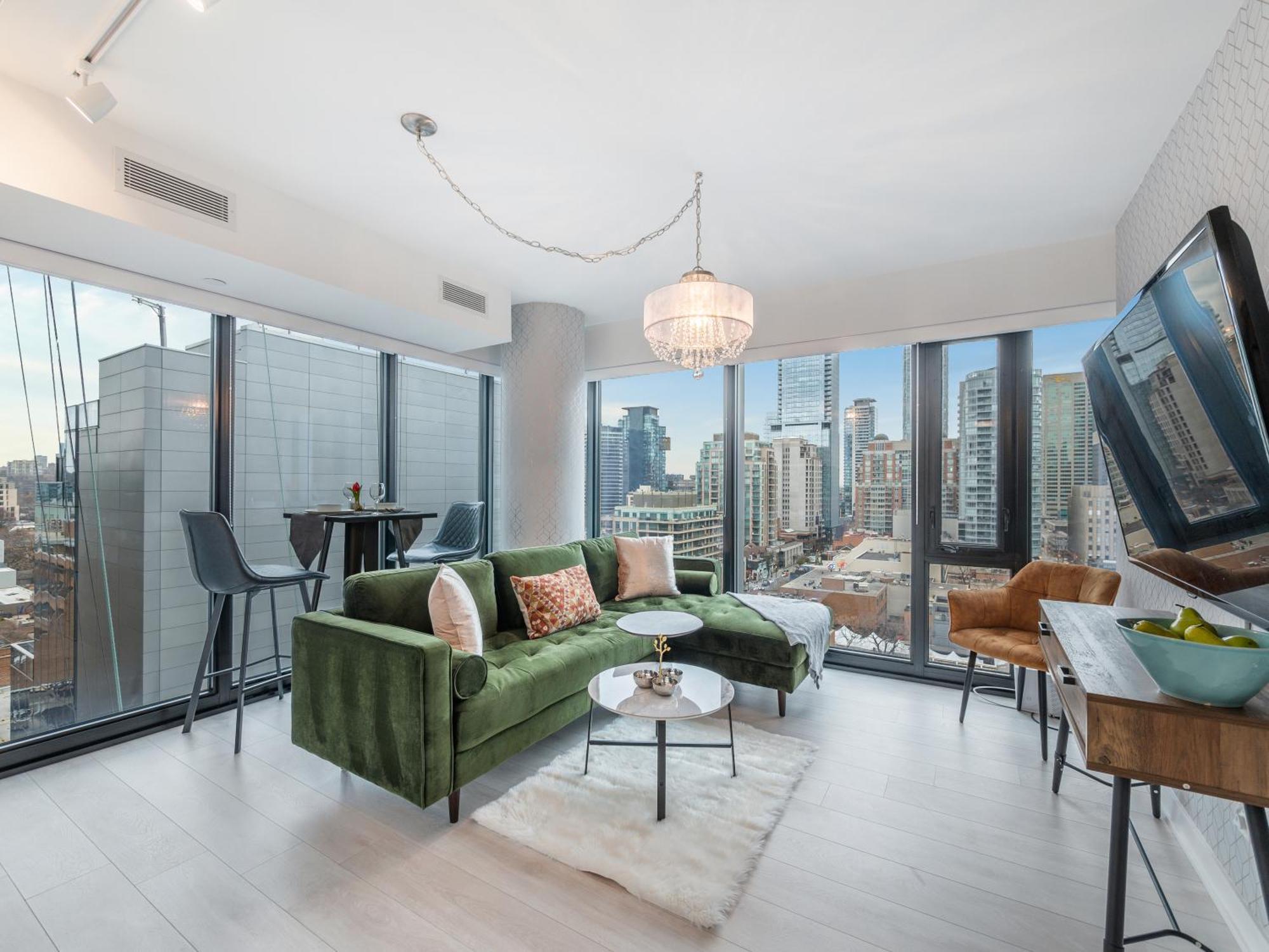 Designer One Bedroom - Yorkville Apartment *