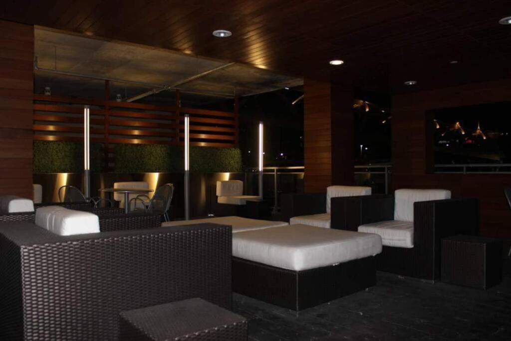 Stylish Downtown Near Cn Tower - Free Parking Apartment *