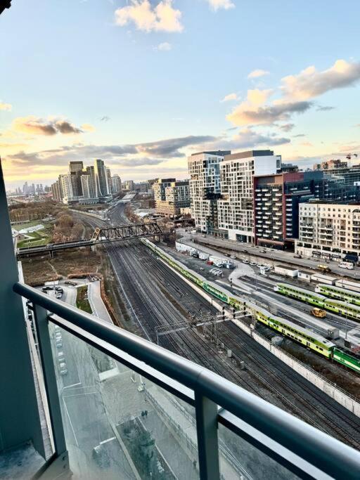 Stylish Downtown Near Cn Tower - Free Parking Apartment