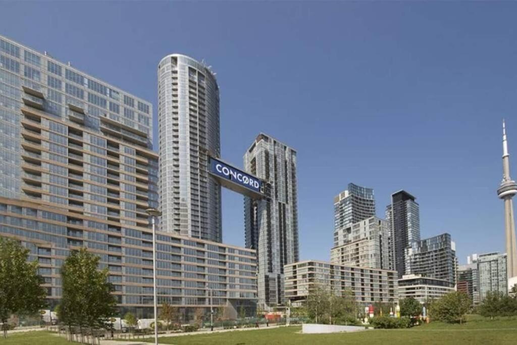 Stylish Downtown Near Cn Tower - Free Parking Apartment