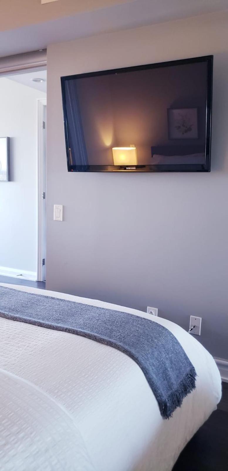 Apartment Elegant 2 Bedroom, 2 Bathroom Downtown Retreat With Superior Views Toronto