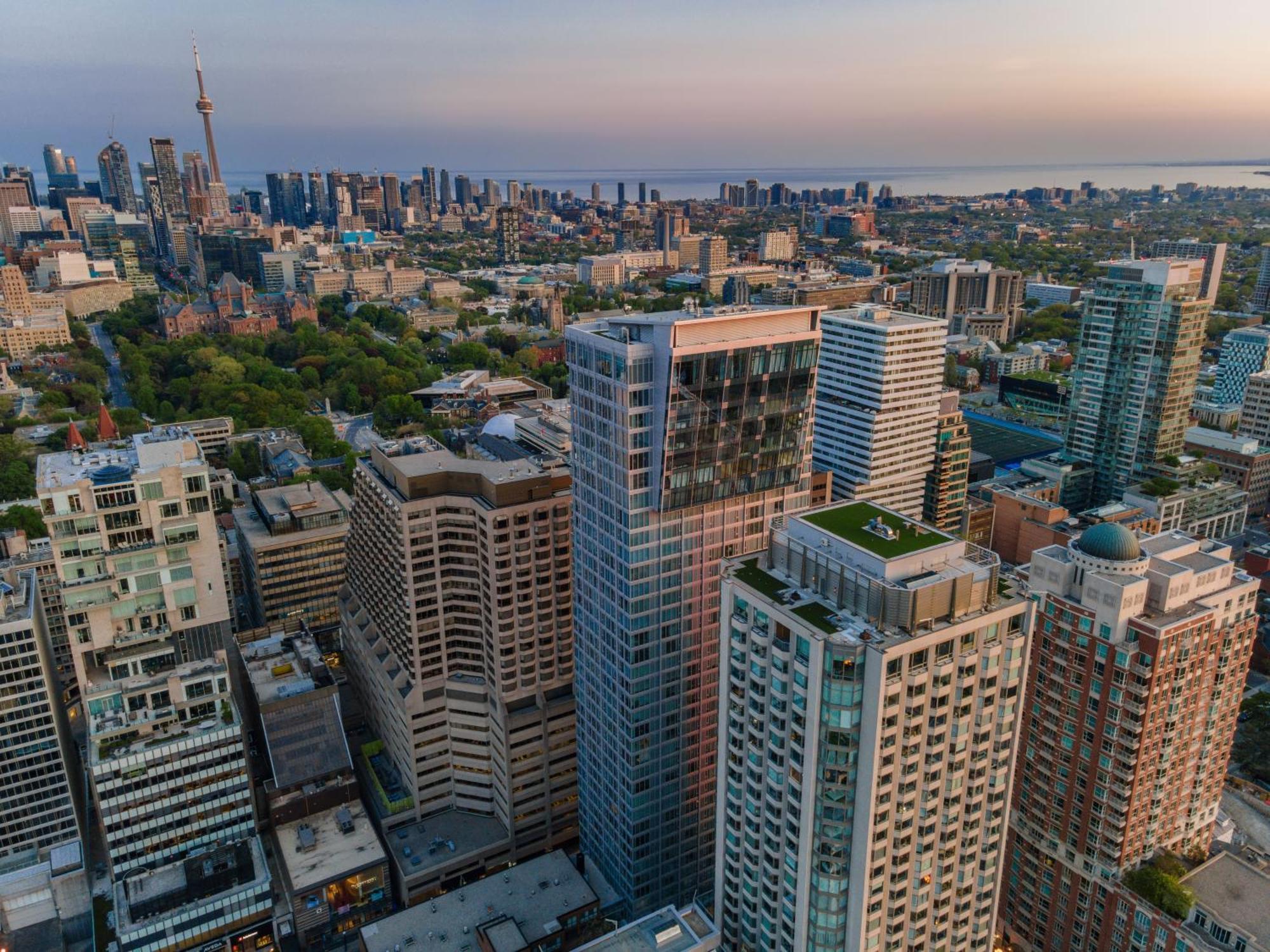 The Estate - Yorkville - Indoor Pool & Hot Tub Apartment
