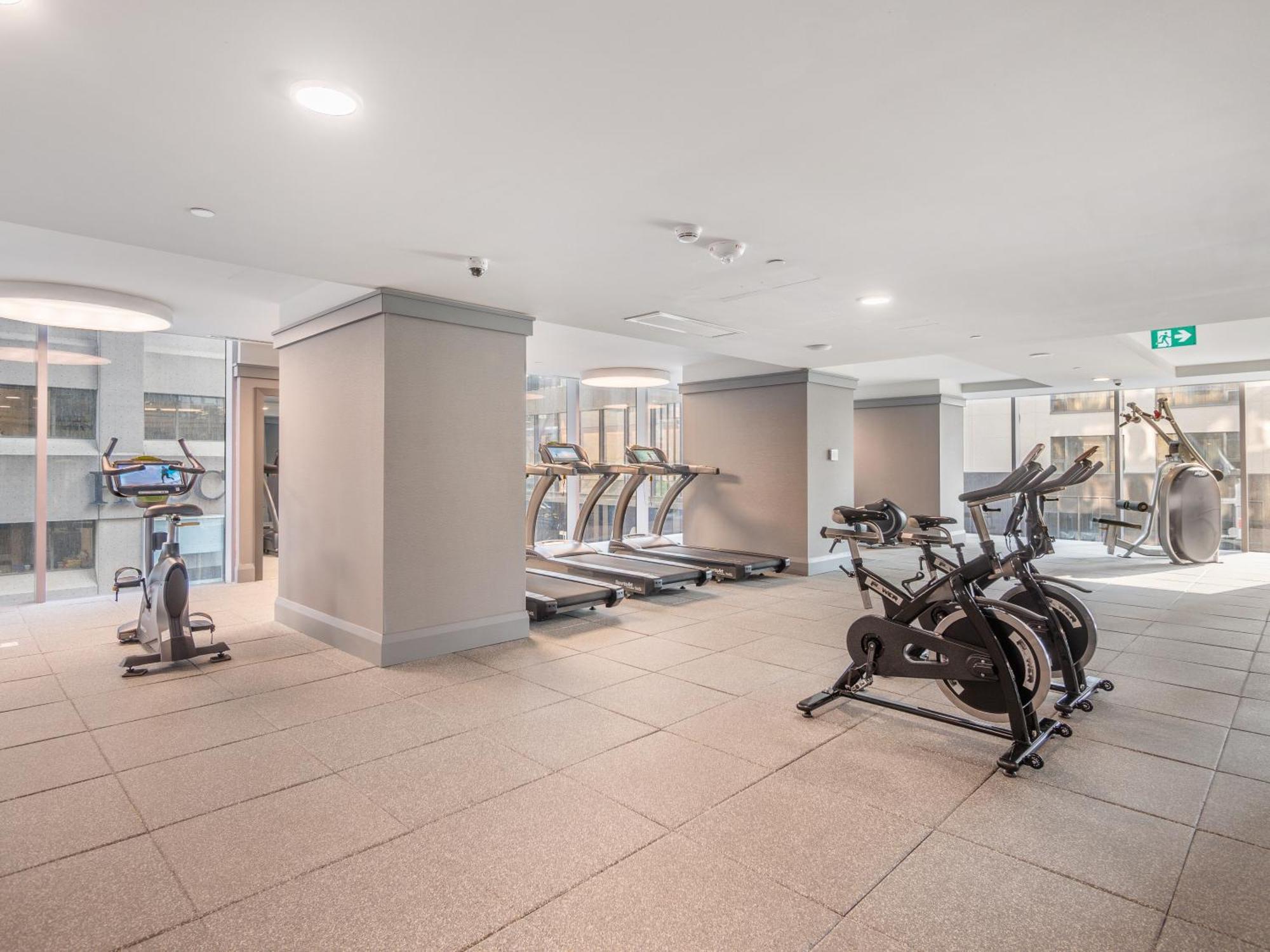 The Estate - Yorkville - Indoor Pool & Hot Tub Apartment *