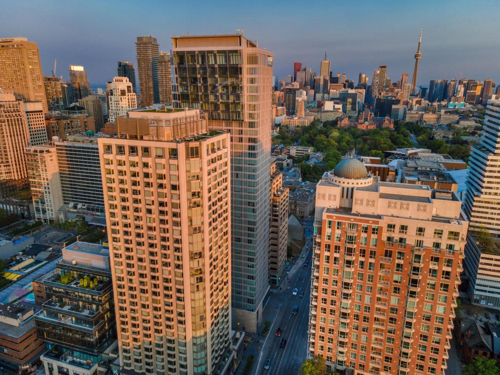 The Estate - Yorkville - Indoor Pool & Hot Tub Apartment *