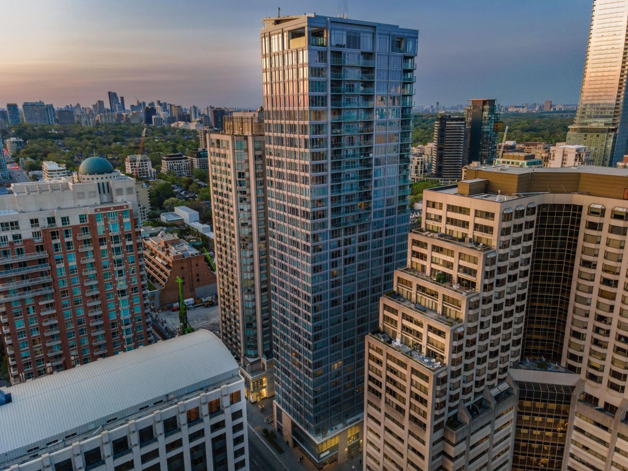 The Estate - Yorkville - Indoor Pool & Hot Tub Apartment *