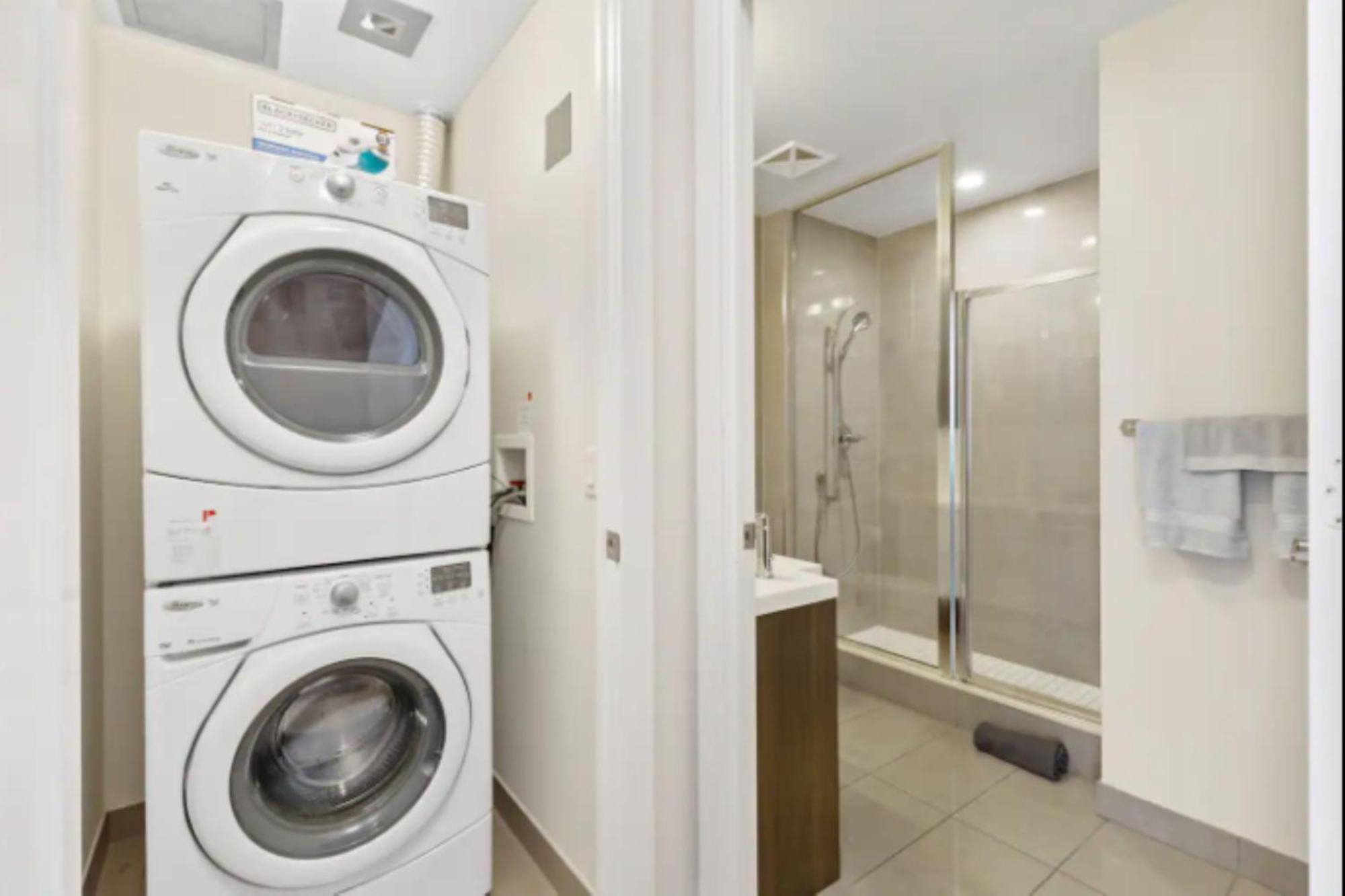 Comfort 300 Front Near Rogers Centre & Free Parking *