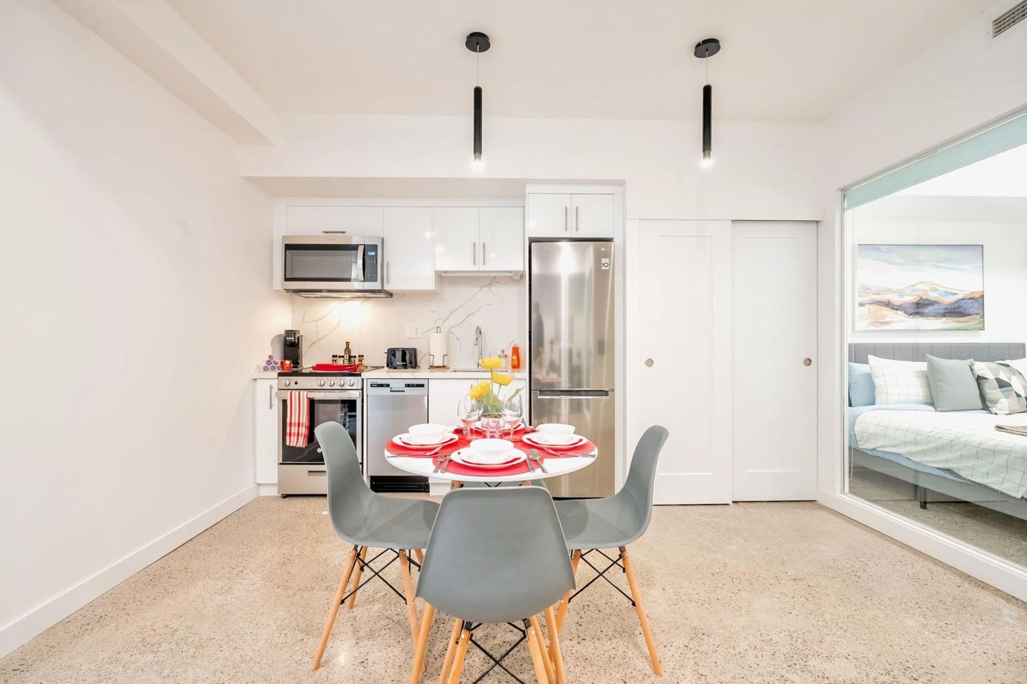 Modern 2br - Near Downtown Toronto