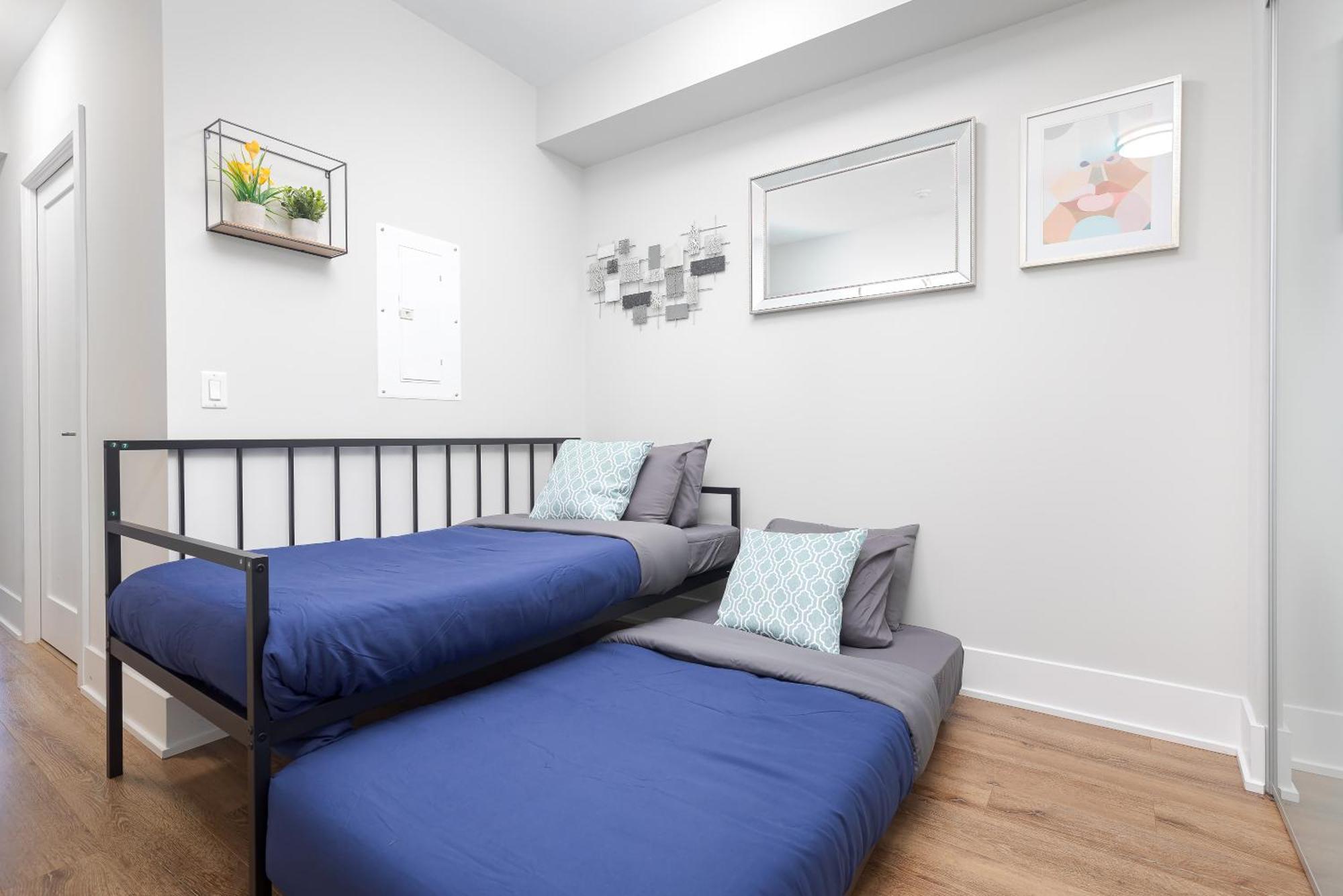 Perfect Sleeps 4 Across From Cn Tower! Toronto