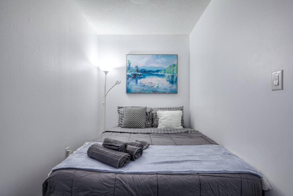 Trendy Downtown Getaway By The Water Apartment