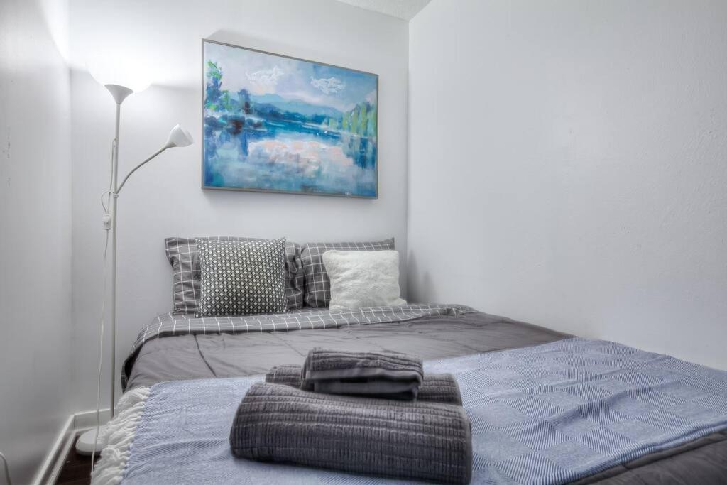 Apartment Trendy Downtown Getaway By The Water Toronto