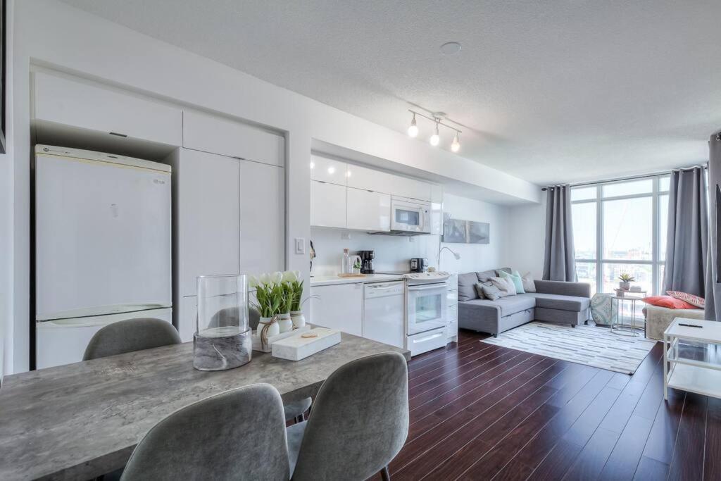 Trendy Downtown Getaway By The Water Apartment