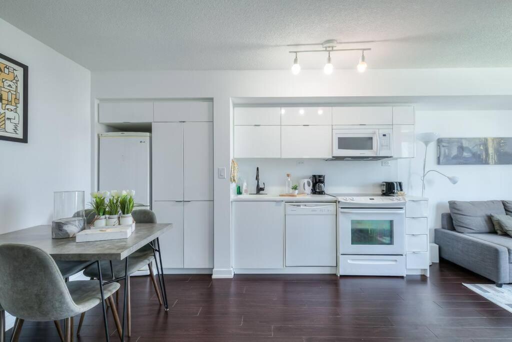 Trendy Downtown Getaway By The Water Apartment