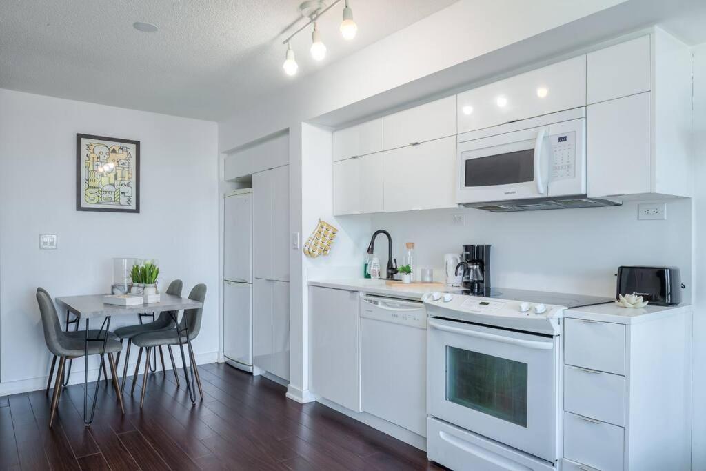 Trendy Downtown Getaway By The Water Apartment Toronto