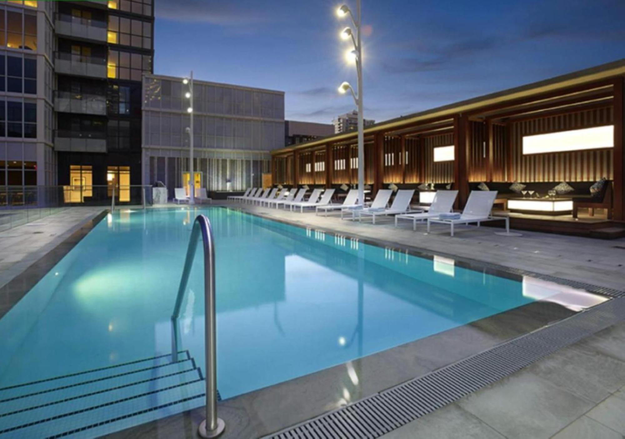 Comfort 300 Front Near Rogers Centre & Free Parking Toronto