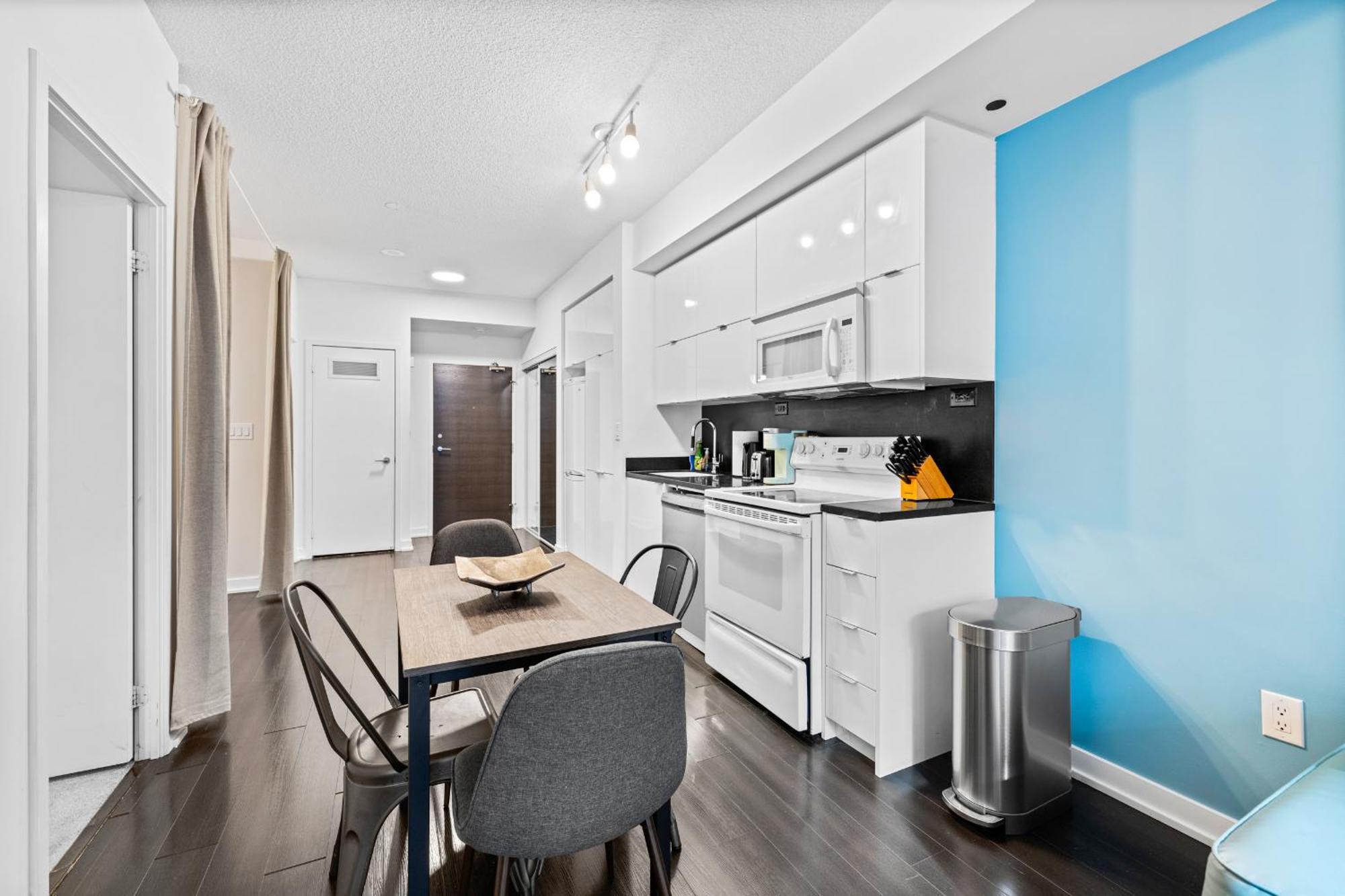Charming 2br Near Cn Tower & Harbourfront *
