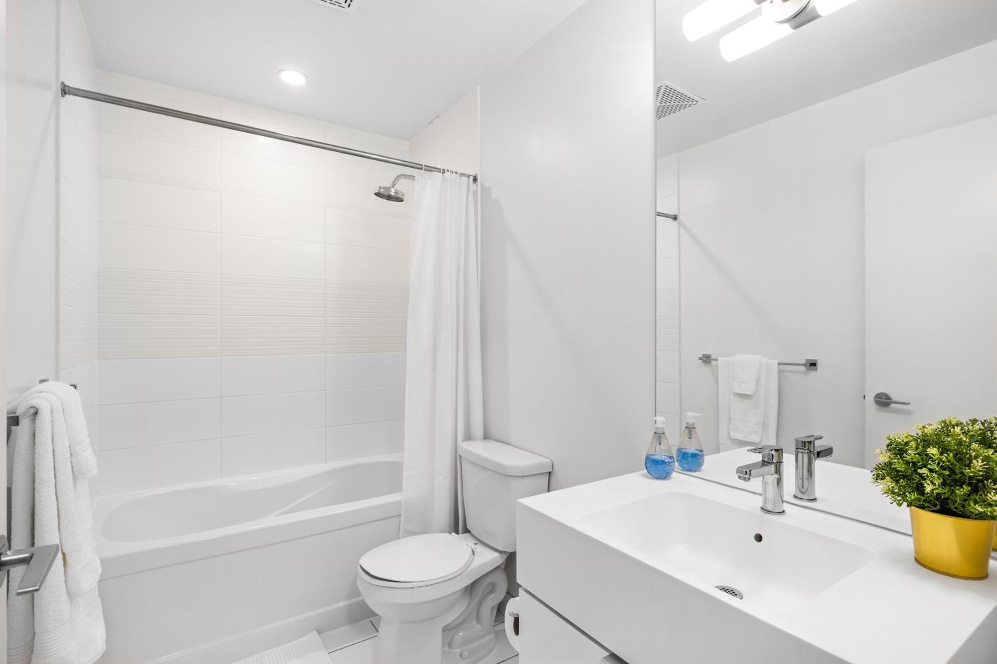 Charming 2br Near Cn Tower & Harbourfront Toronto