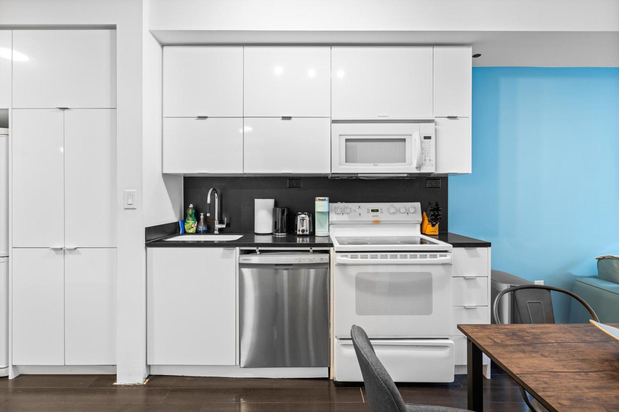 Charming 2br Near Cn Tower & Harbourfront Apartment Toronto