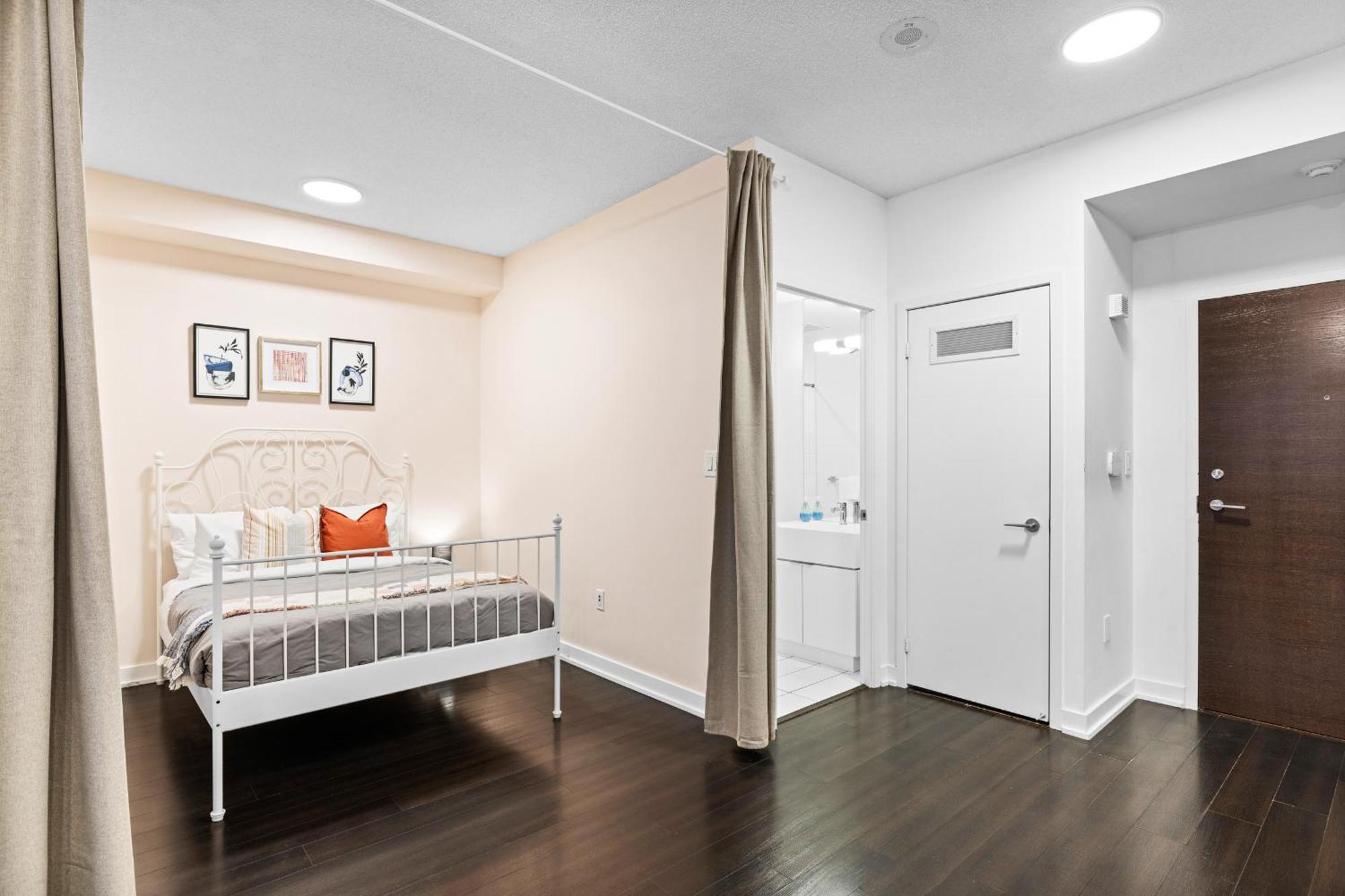 Charming 2br Near Cn Tower & Harbourfront Apartment *