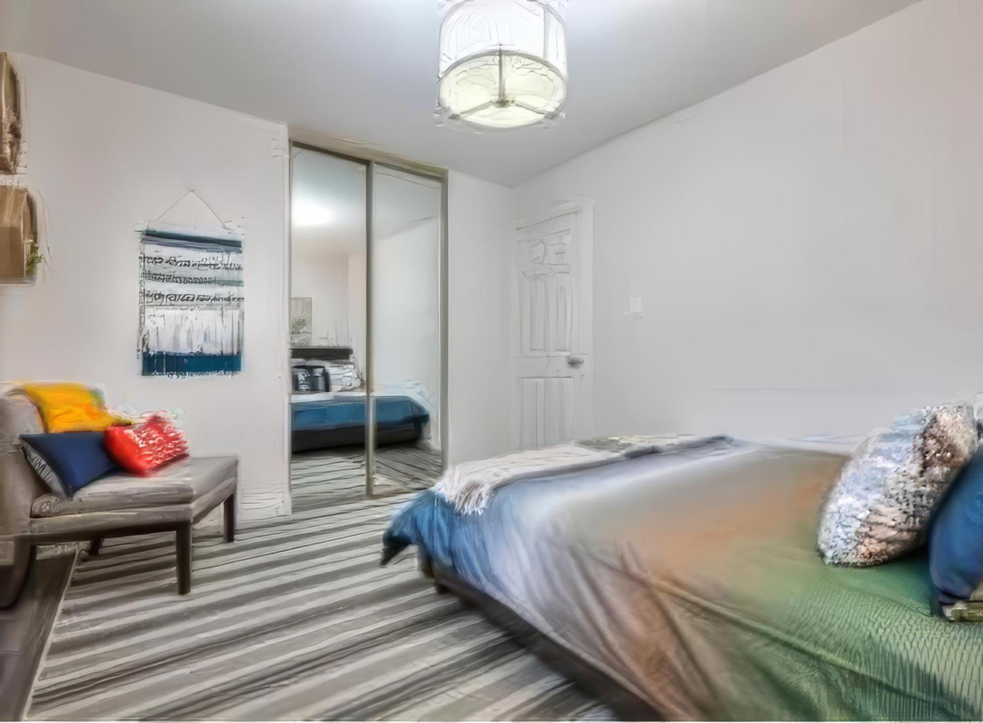 4 Bedrooms Or 2 Bedrooms House Near Fairview Mall And 401 & Dvp Holiday home
