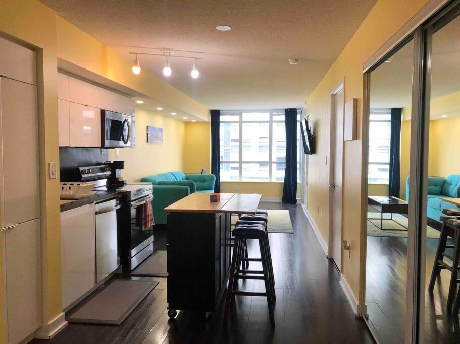 Comfy 1br & Den With Balcony- Close To Cn Tower *