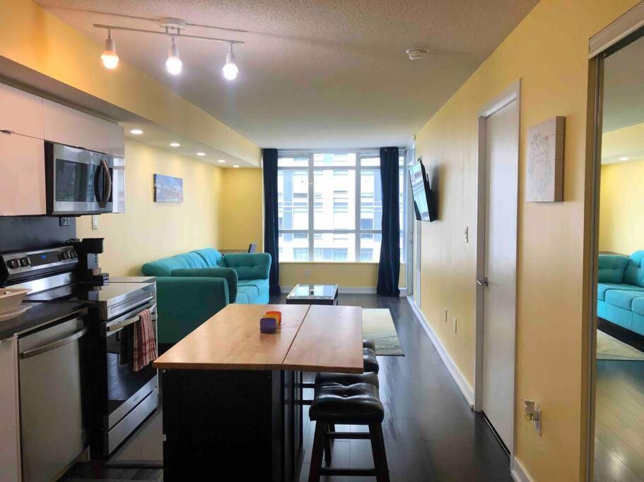 Comfy 1br & Den With Balcony- Close To Cn Tower *