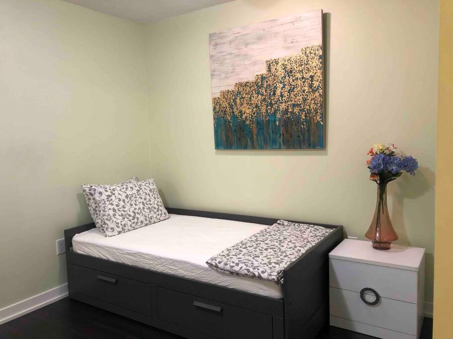 Comfy 1br & Den With Balcony- Close To Cn Tower * Toronto