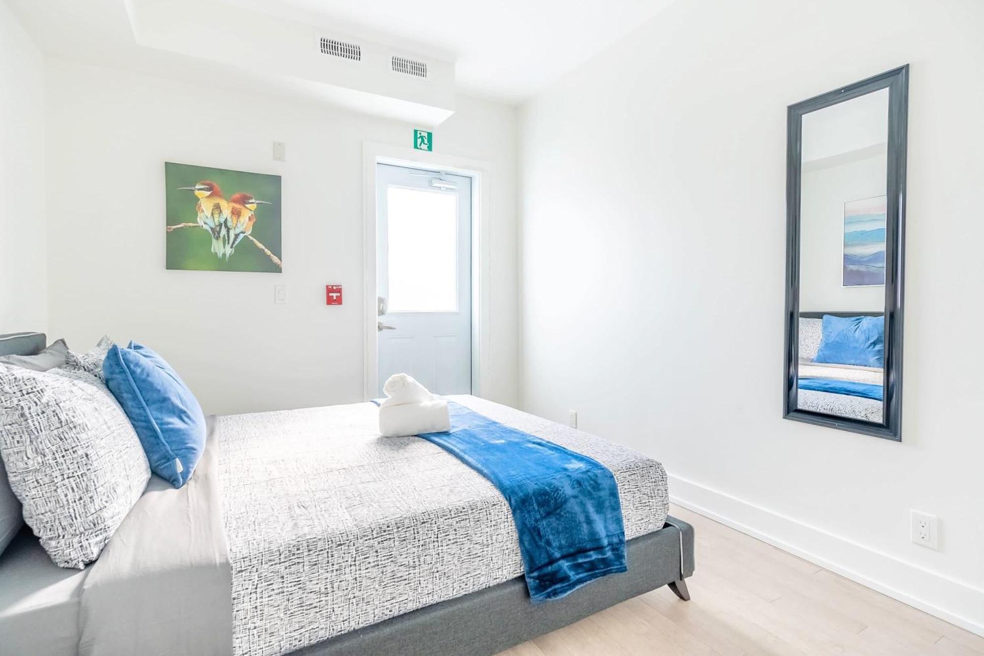 Chic 3-bedroom Near High Park Apartment *