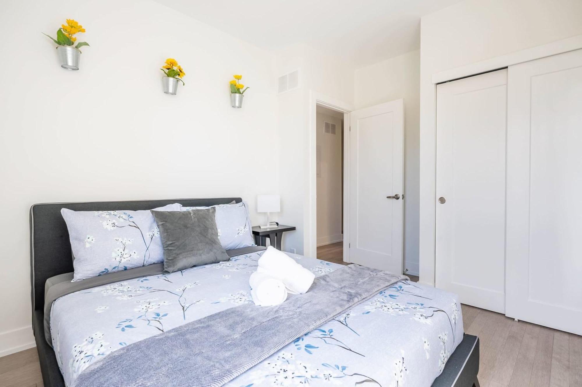 Chic 3-bedroom Near High Park Apartment