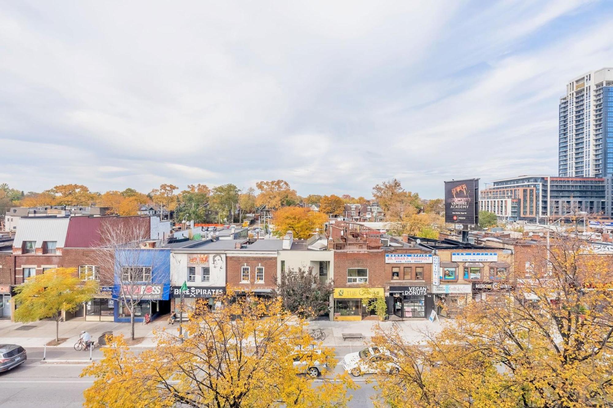 Chic 3-bedroom Near High Park Apartment *