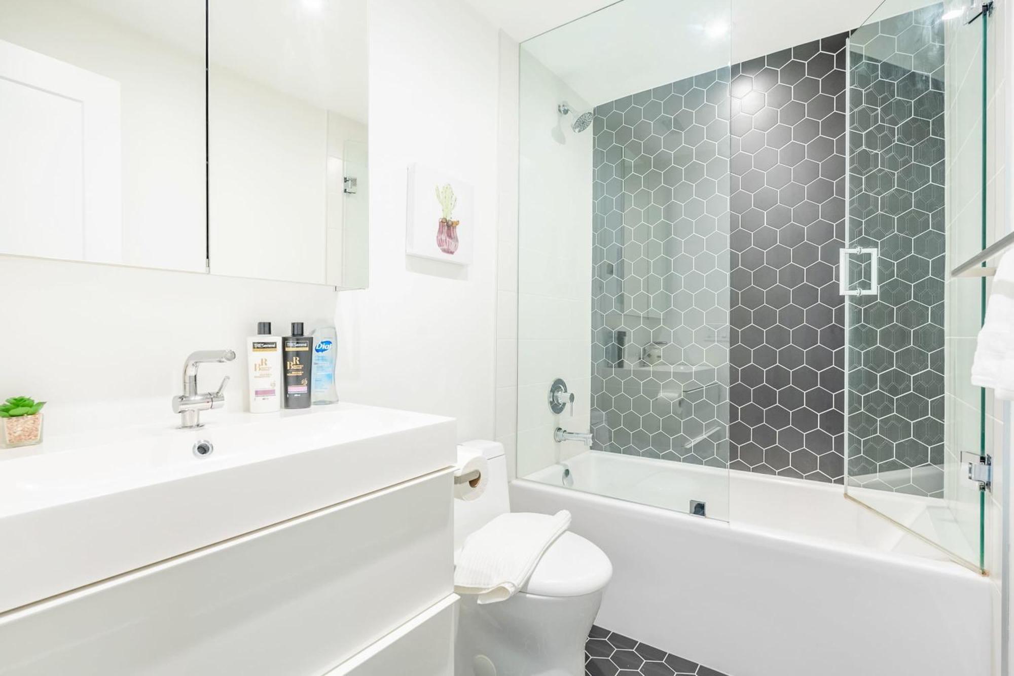 Chic 3-bedroom Near High Park Apartment
