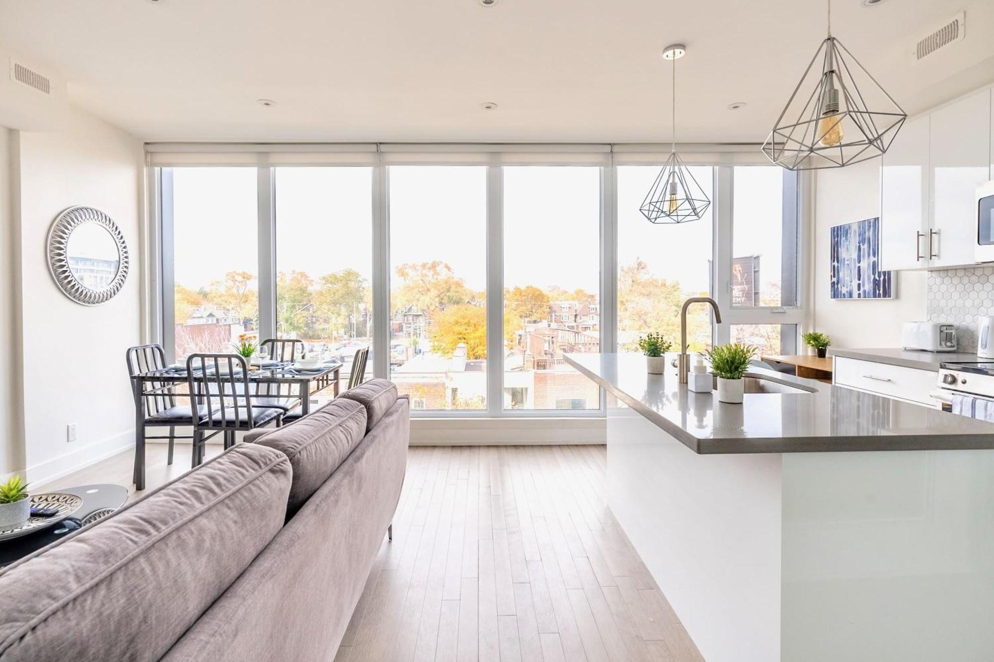 Chic 3-bedroom Near High Park Apartment *