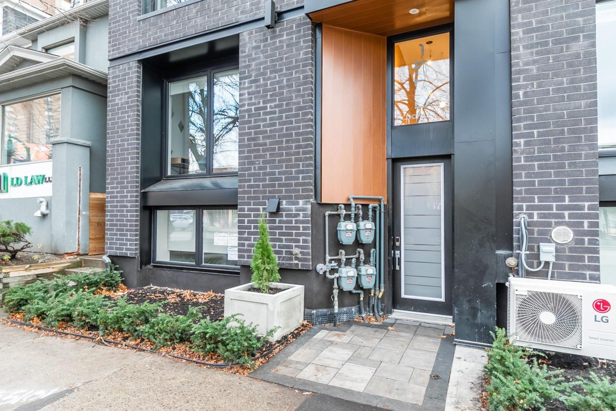 Chic 3-bedroom Near High Park *