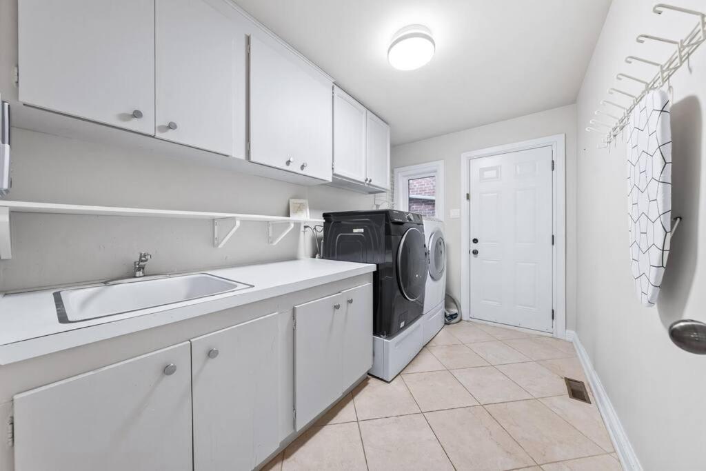Private Bedroom In A House Close To Subway With Free Parking Toronto