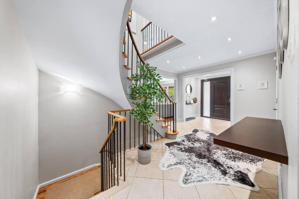 Private Bedroom In A House Close To Subway With Free Parking *