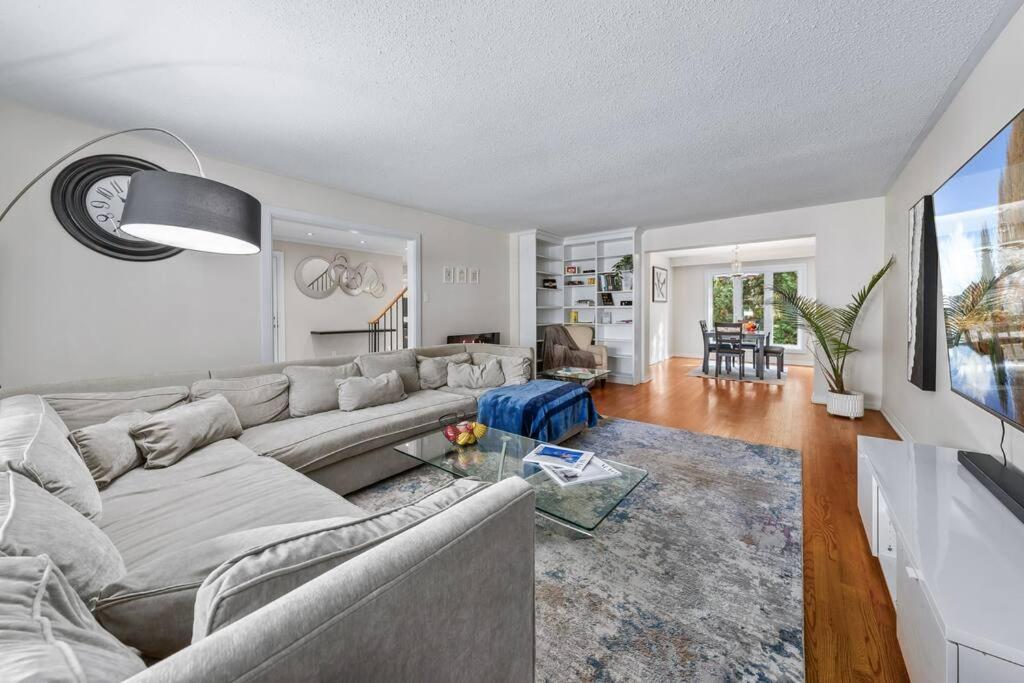 Holiday home Private Bedroom In A House Close To Subway With Free Parking Toronto