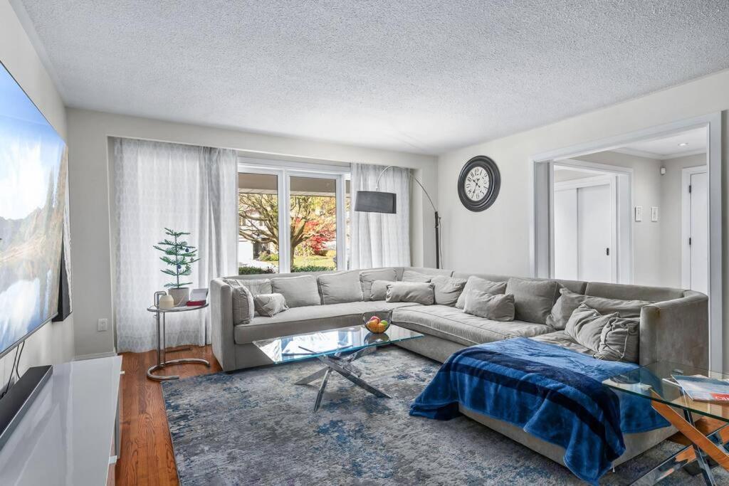Private Bedroom In A House Close To Subway With Free Parking Toronto