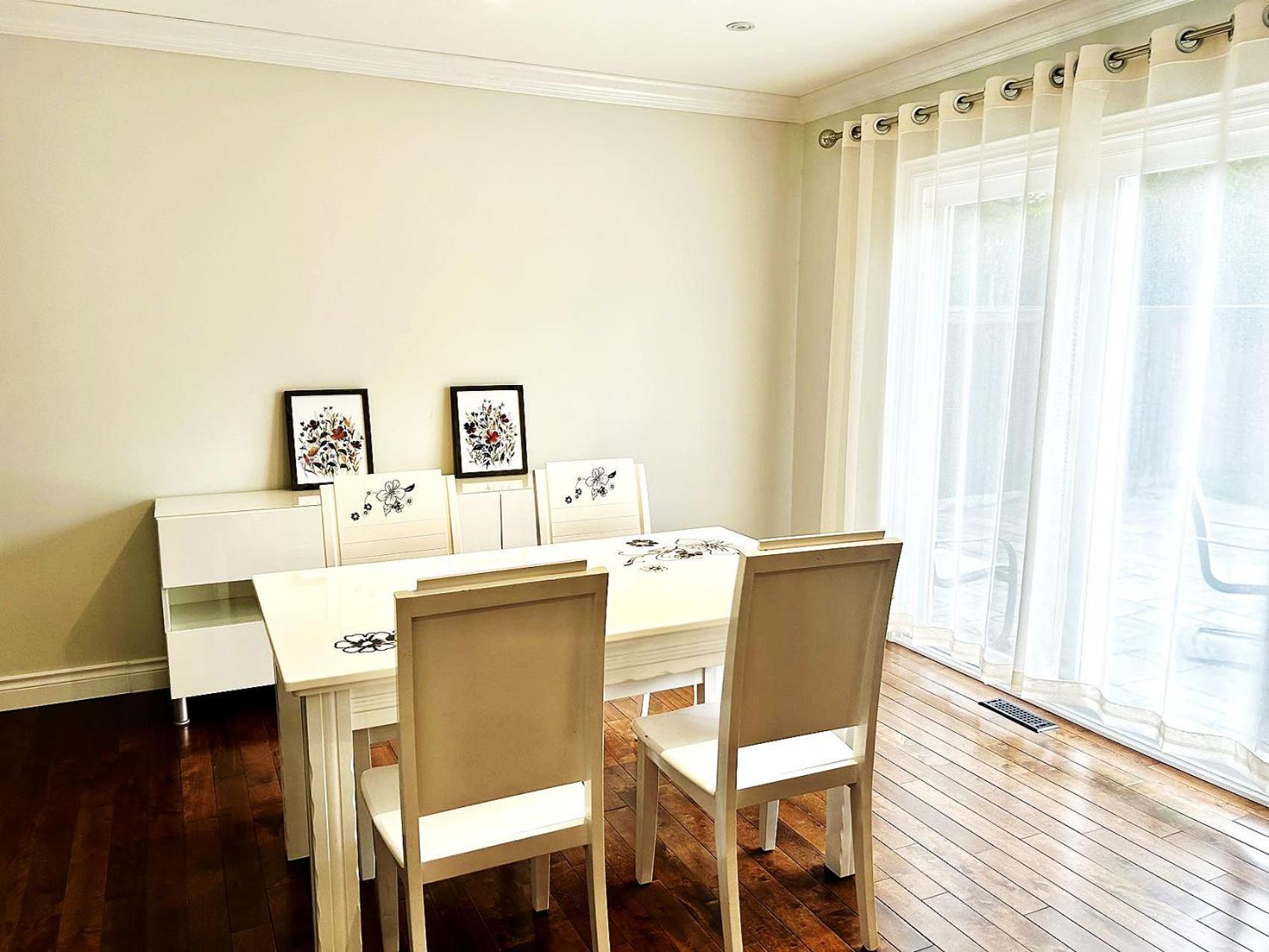 Spacious By Shops Perfect Comfort & Transit Country house Toronto