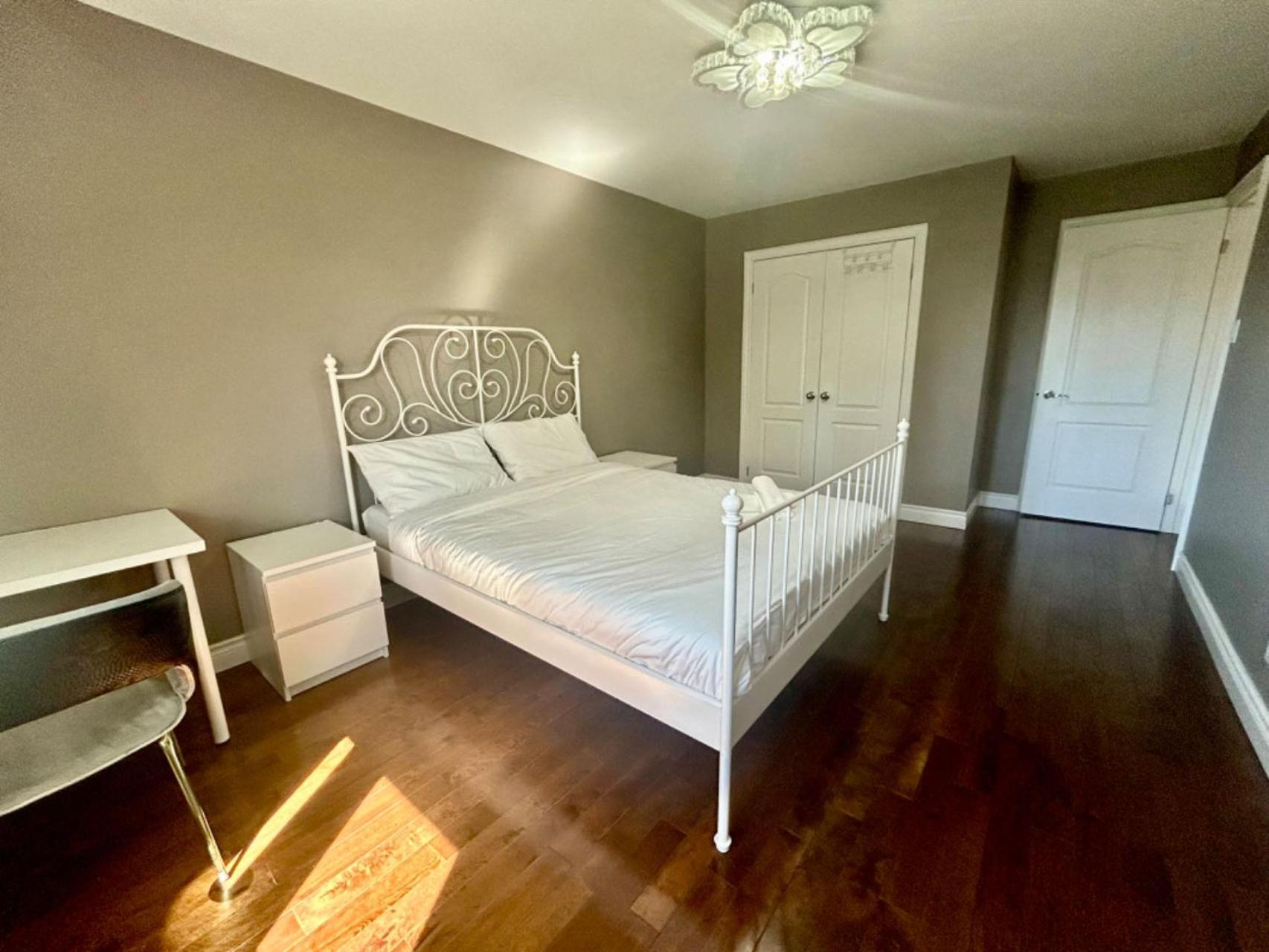 Spacious By Shops Perfect Comfort & Transit Toronto