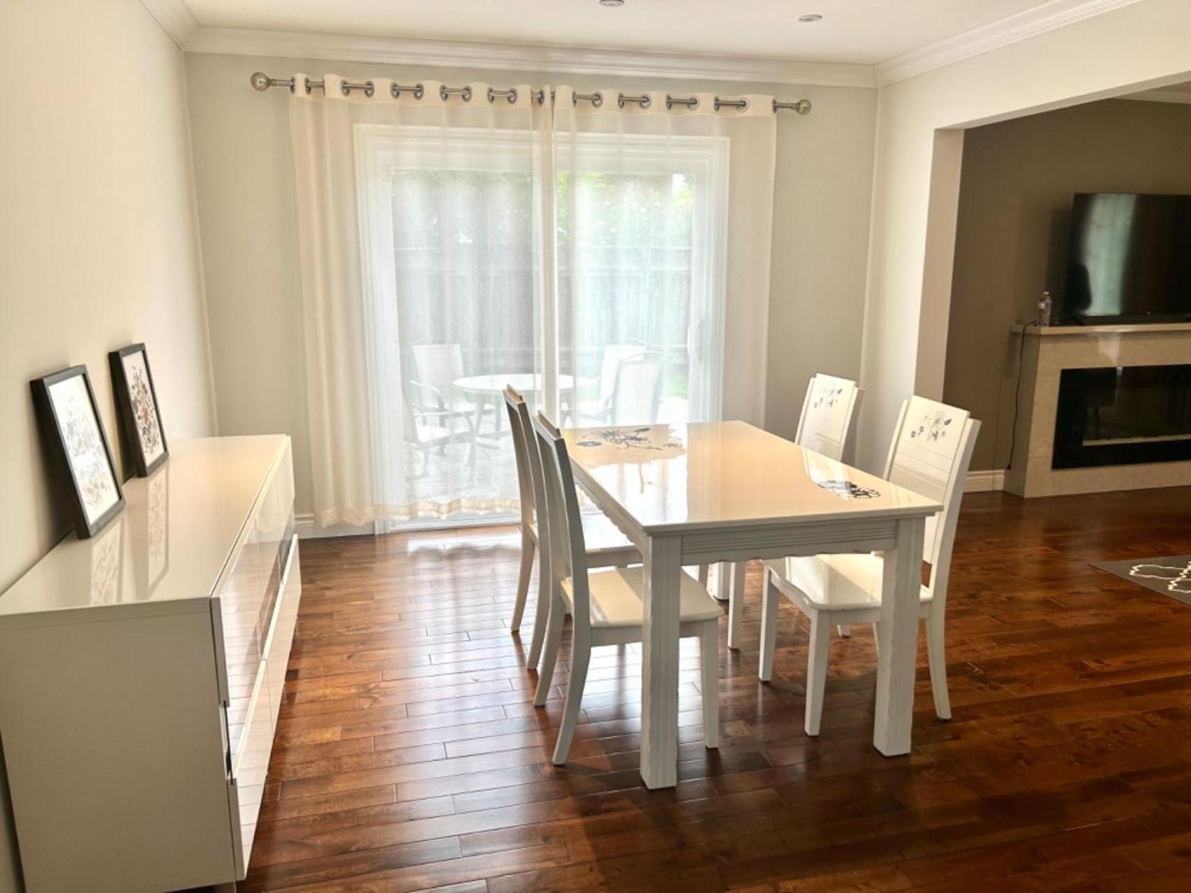 Spacious By Shops Perfect Comfort & Transit Country house