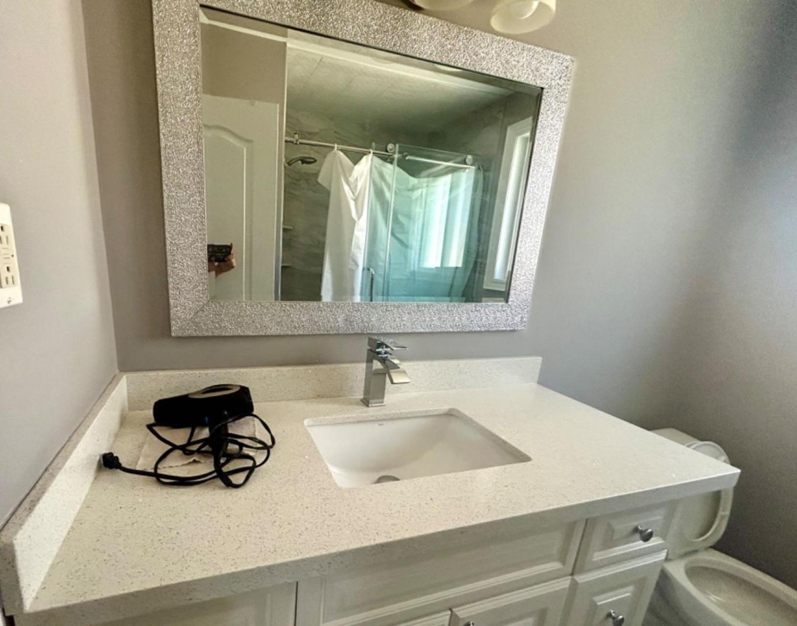 Spacious By Shops Perfect Comfort & Transit Country house Toronto