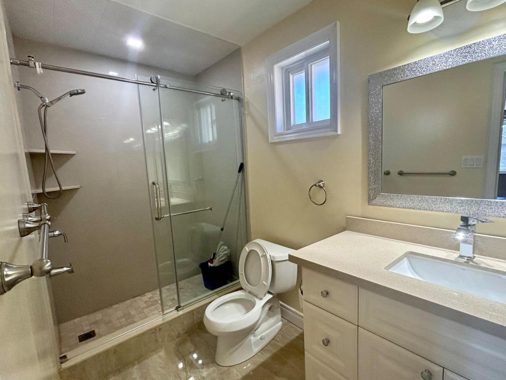 Country house Spacious By Shops Perfect Comfort & Transit *