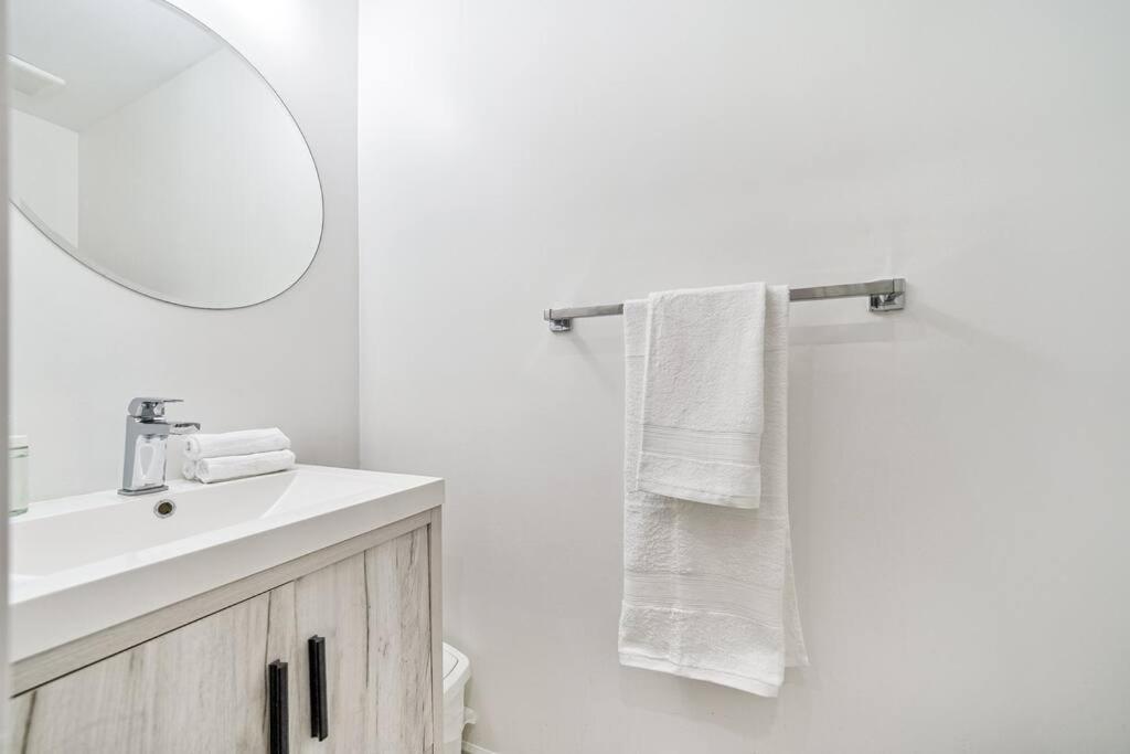 4br Scarborough Gem, Freshly Renovated, 7 Car Parking Apartment