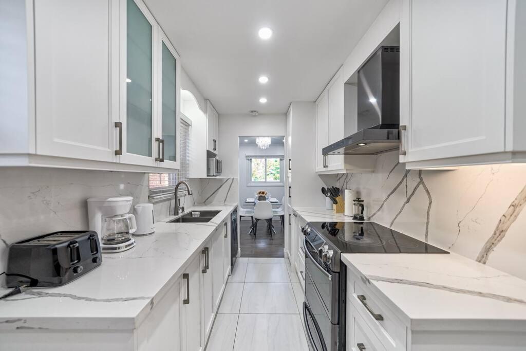 4br Scarborough Gem, Freshly Renovated, 7 Car Parking * Toronto