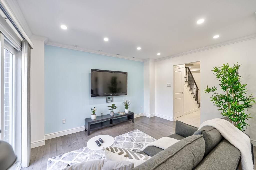 Apartment 4br Scarborough Gem, Freshly Renovated, 7 Car Parking Toronto