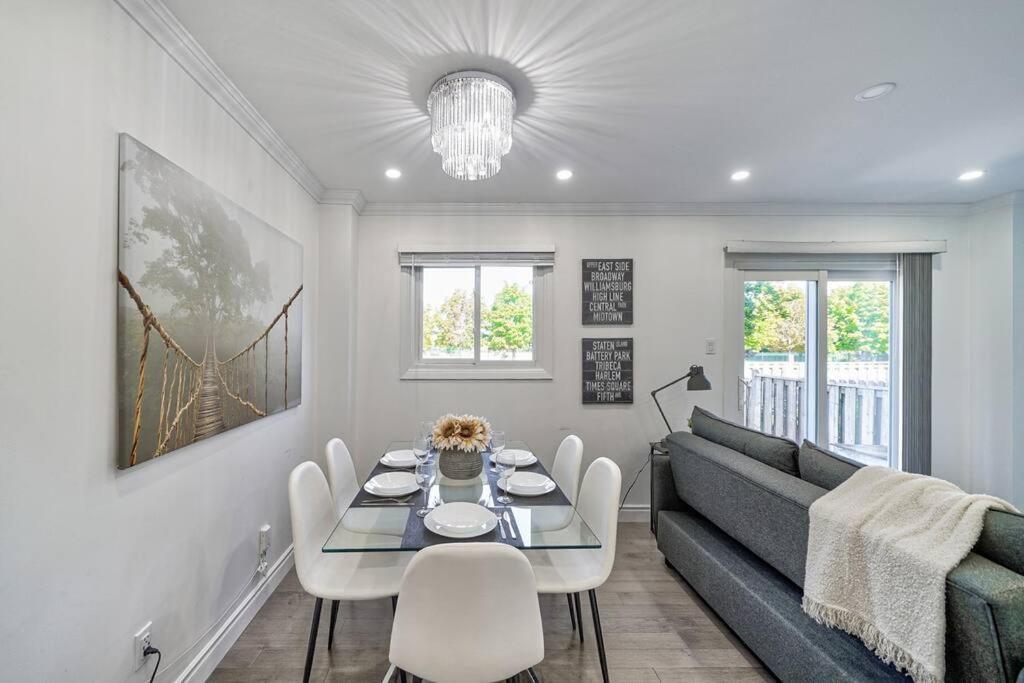 4br Scarborough Gem, Freshly Renovated, 7 Car Parking Apartment *