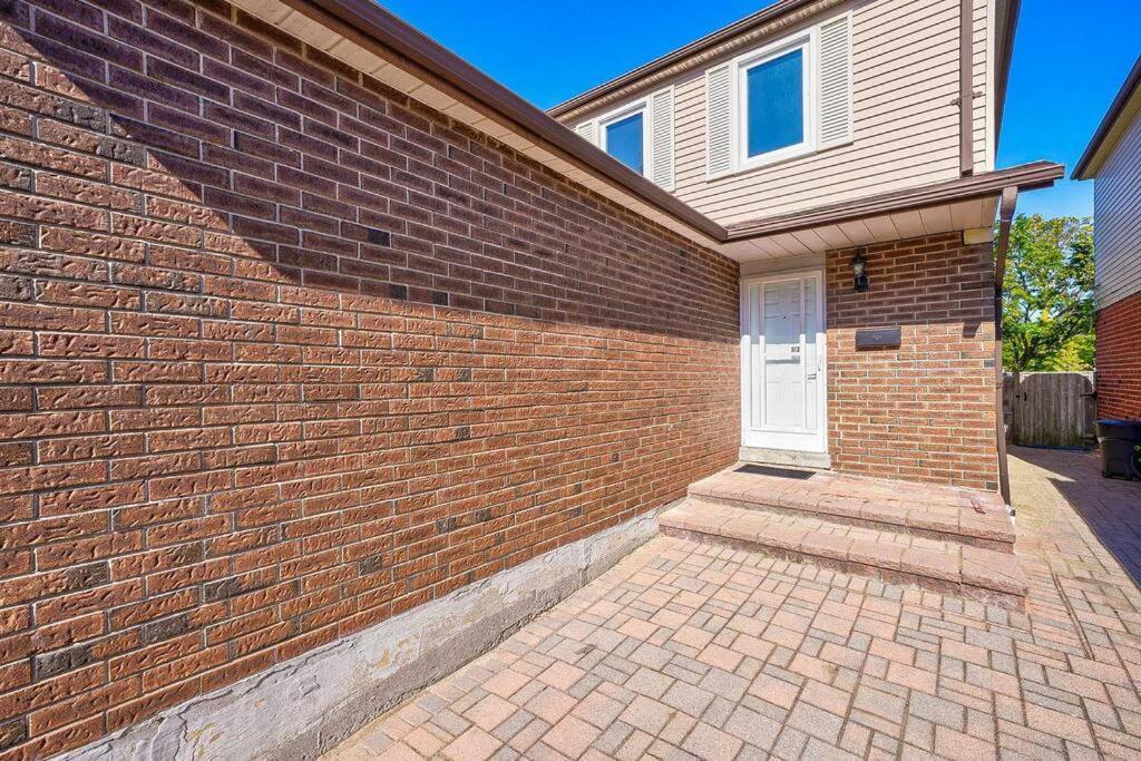 4br Scarborough Gem, Freshly Renovated, 7 Car Parking Apartment