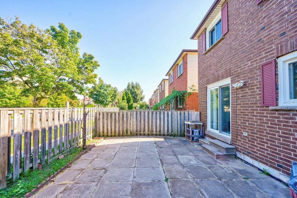 4br Scarborough Gem, Freshly Renovated, 7 Car Parking Apartment *