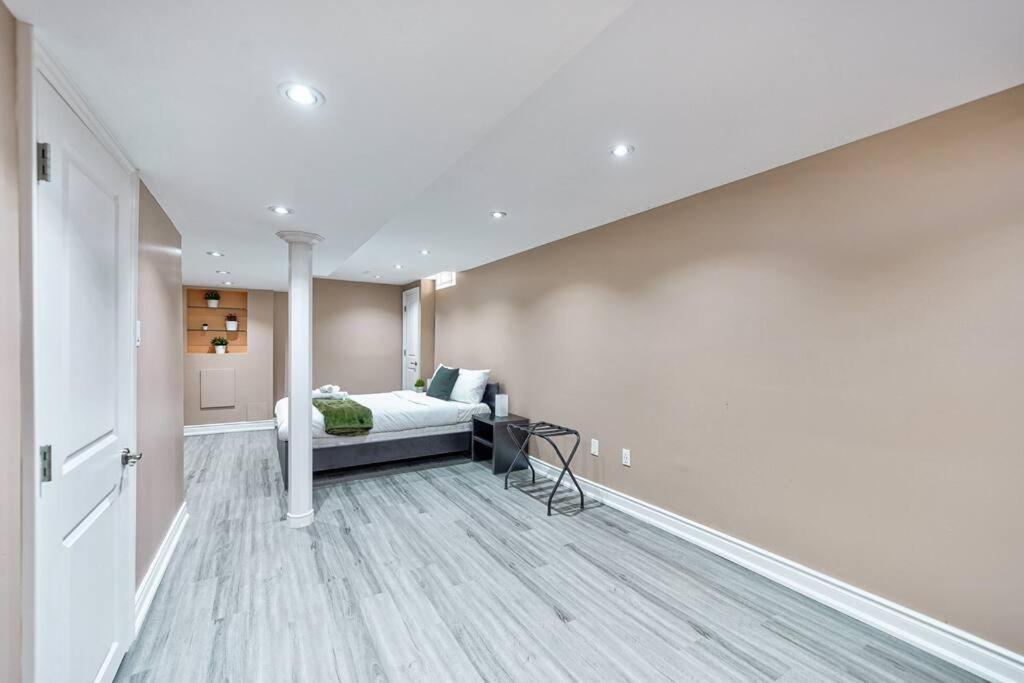 Apartment 4br Scarborough Gem, Freshly Renovated, 7 Car Parking Toronto