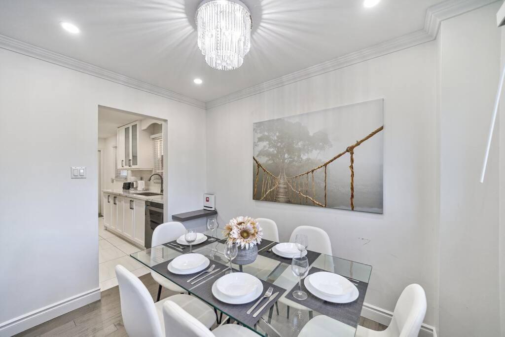 Apartment 4br Scarborough Gem, Freshly Renovated, 7 Car Parking Toronto