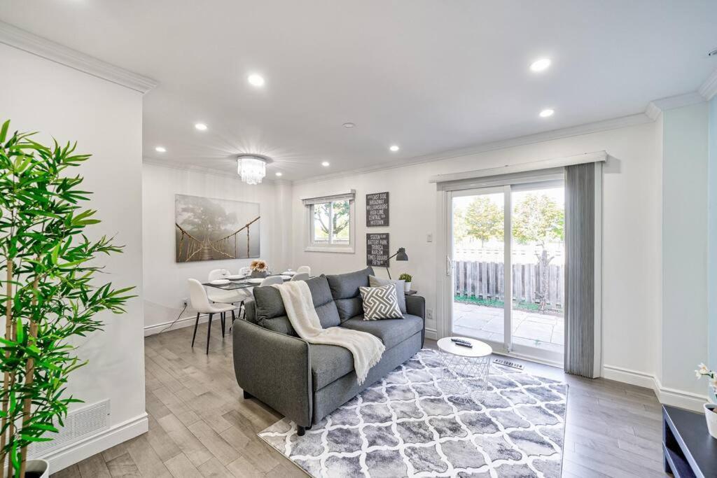 4br Scarborough Gem, Freshly Renovated, 7 Car Parking Toronto